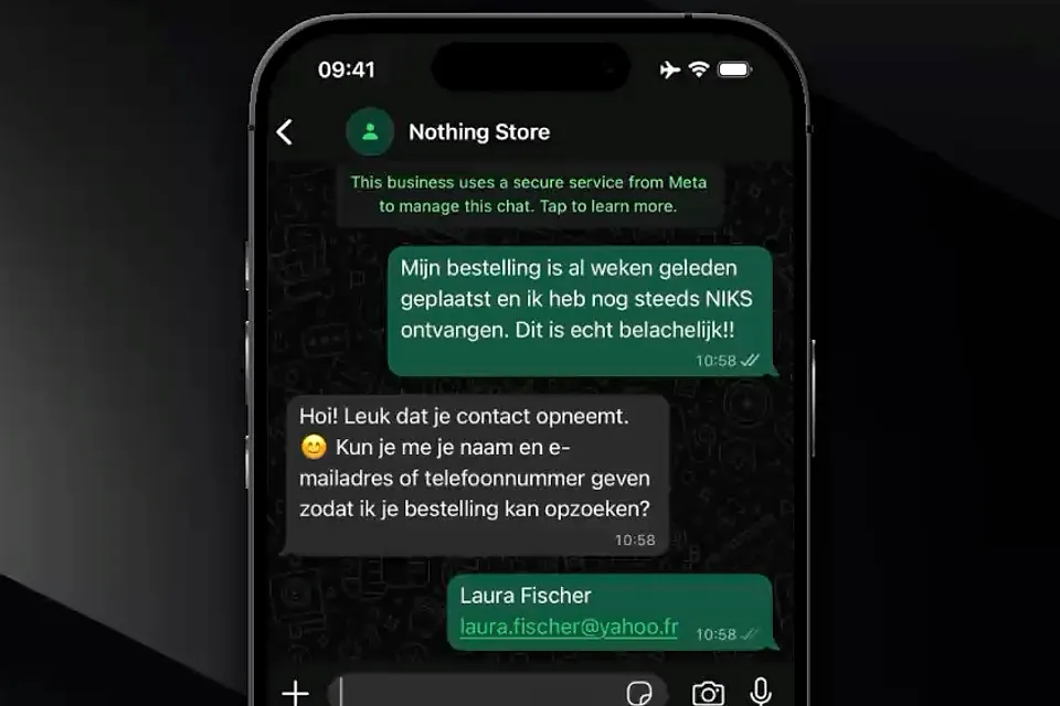 The agent answering a customer in WhatsApp and asking for delivery details.